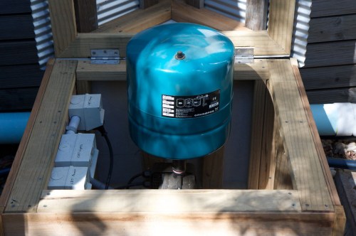 Pressure accumulator tank